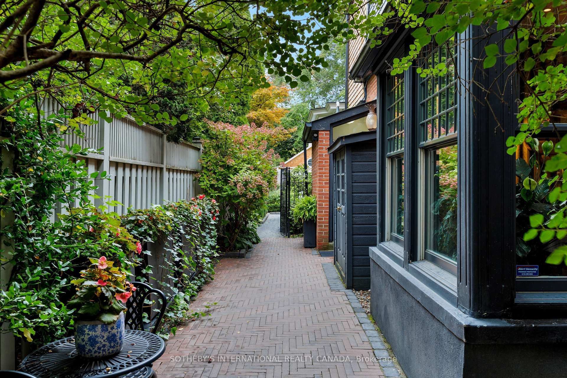 Photo 5 of 34 South Drive, Toronto, Rosedale-Moore Park — HOMEH