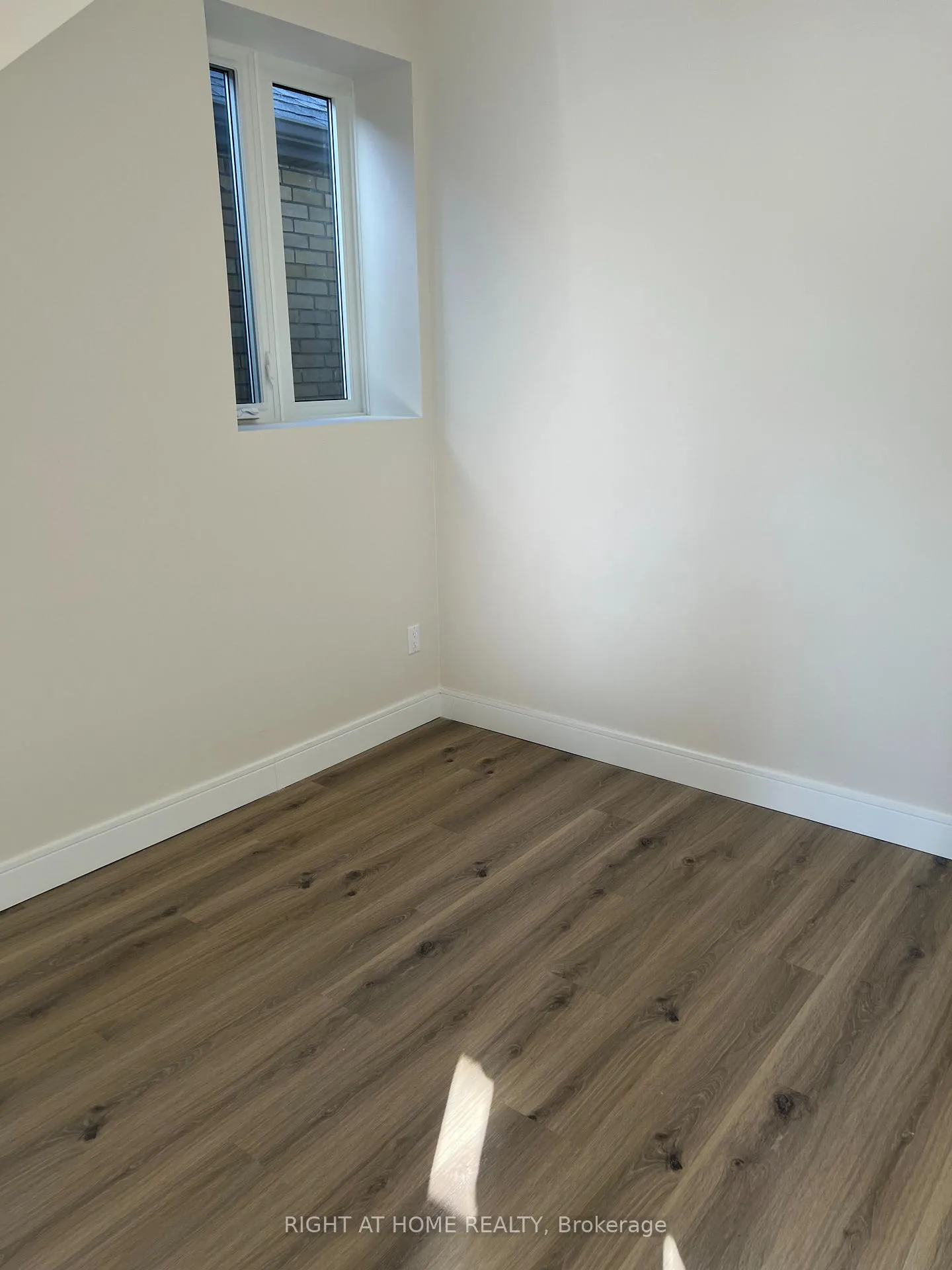 Photo 3 of Unit 2, 32 Cadorna Avenue, Toronto, Danforth Village-East York — HOMEH