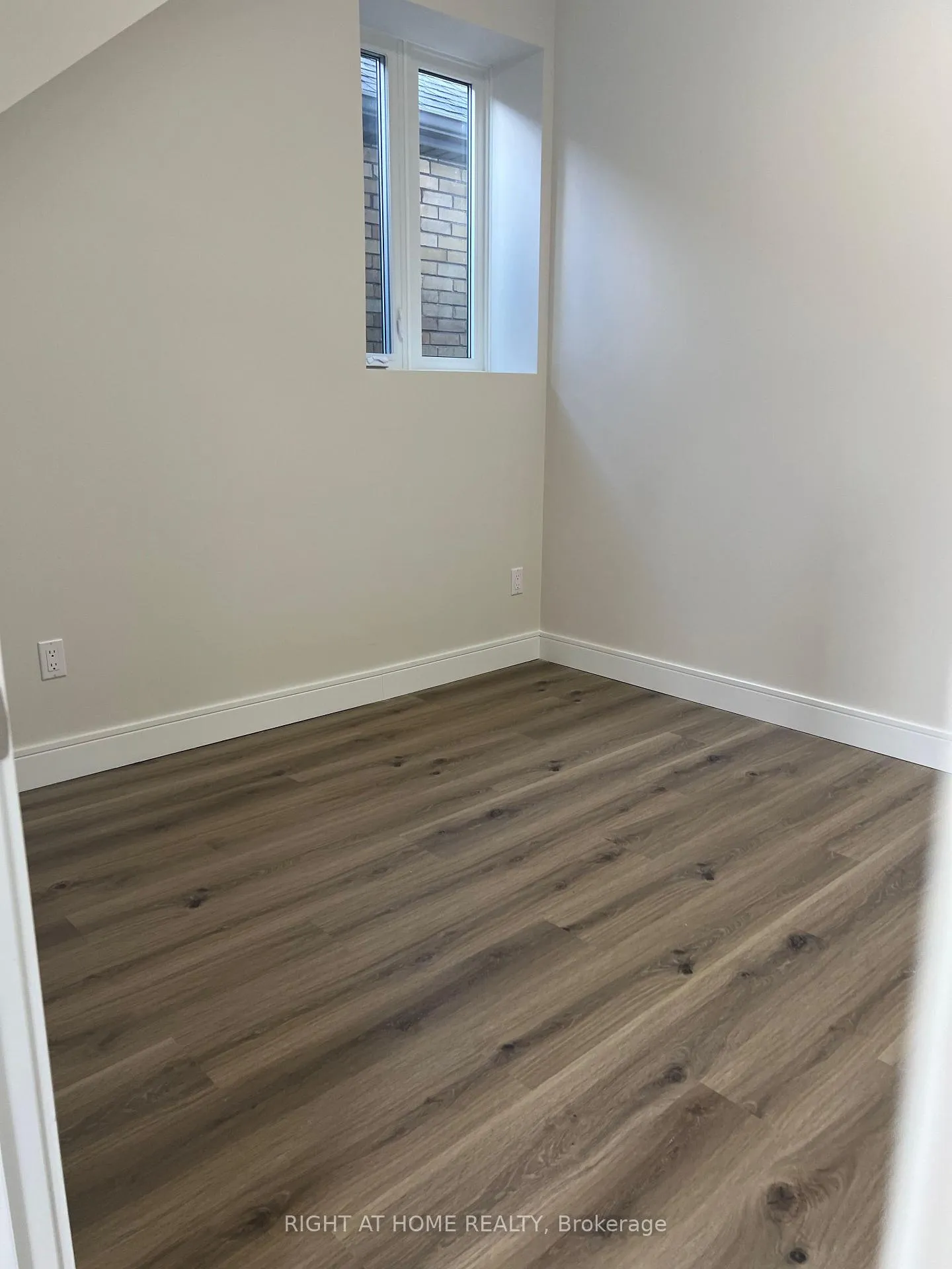 Photo 4 of Unit 2, 32 Cadorna Avenue, Toronto, Danforth Village-East York — HOMEH