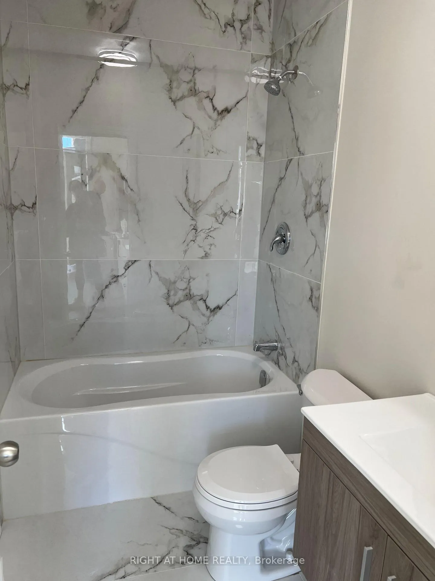 Photo 5 of Unit 2, 32 Cadorna Avenue, Toronto, Danforth Village-East York — HOMEH