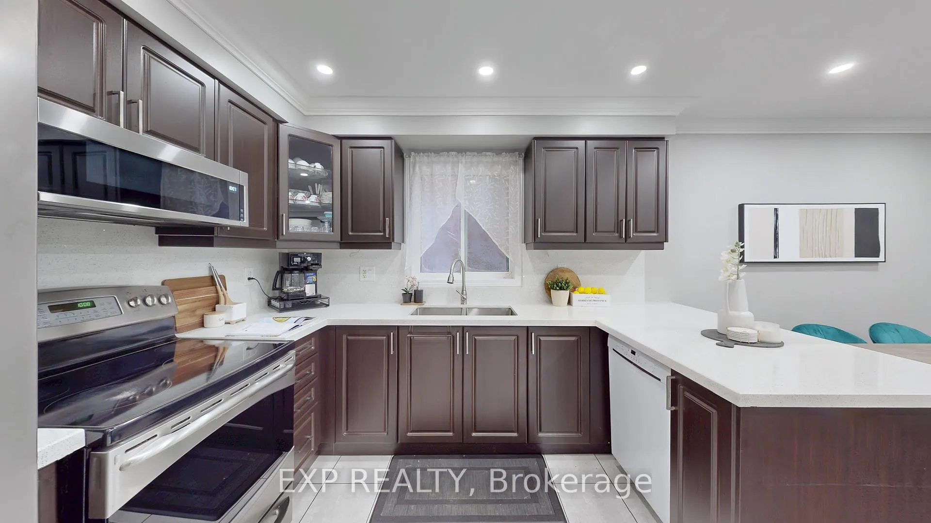 Photo 5 of 242 Marble Place W, Newmarket, Woodland Hill — HOMEH