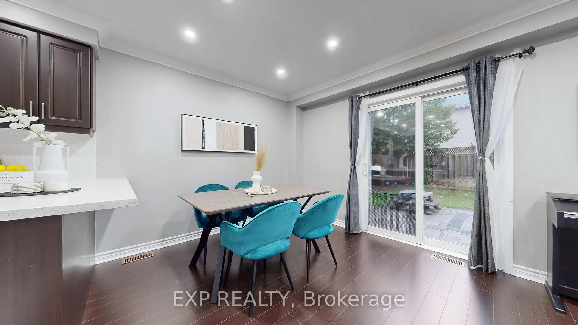 Photo 7 of 242 Marble Place W, Newmarket, Woodland Hill — HOMEH