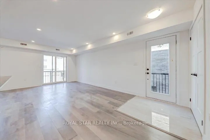 Photo 9 of Unit 2, 14 Pumpkin Cor Crescent, Barrie, Innis-Shore — HOMEH