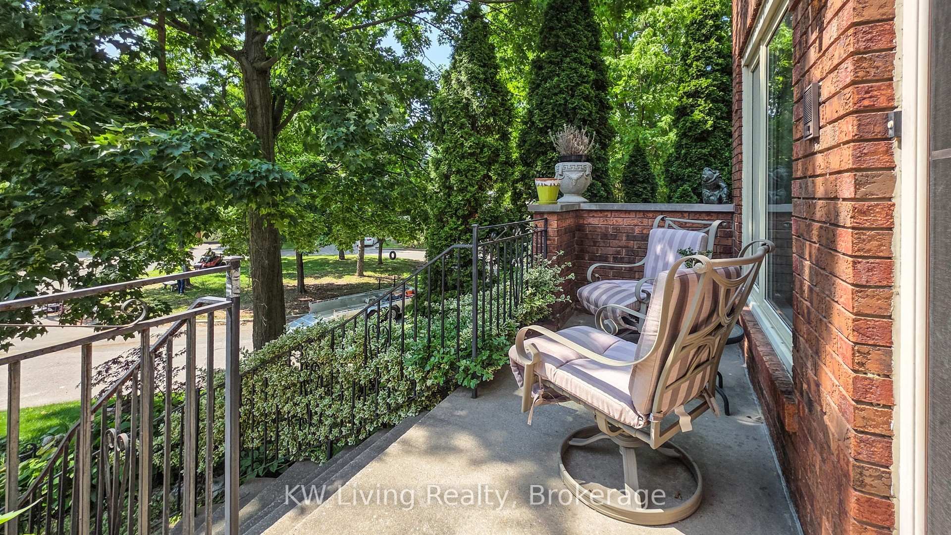 Photo 2 of 17 Woodvale Crescent, Toronto, East York — HOMEH