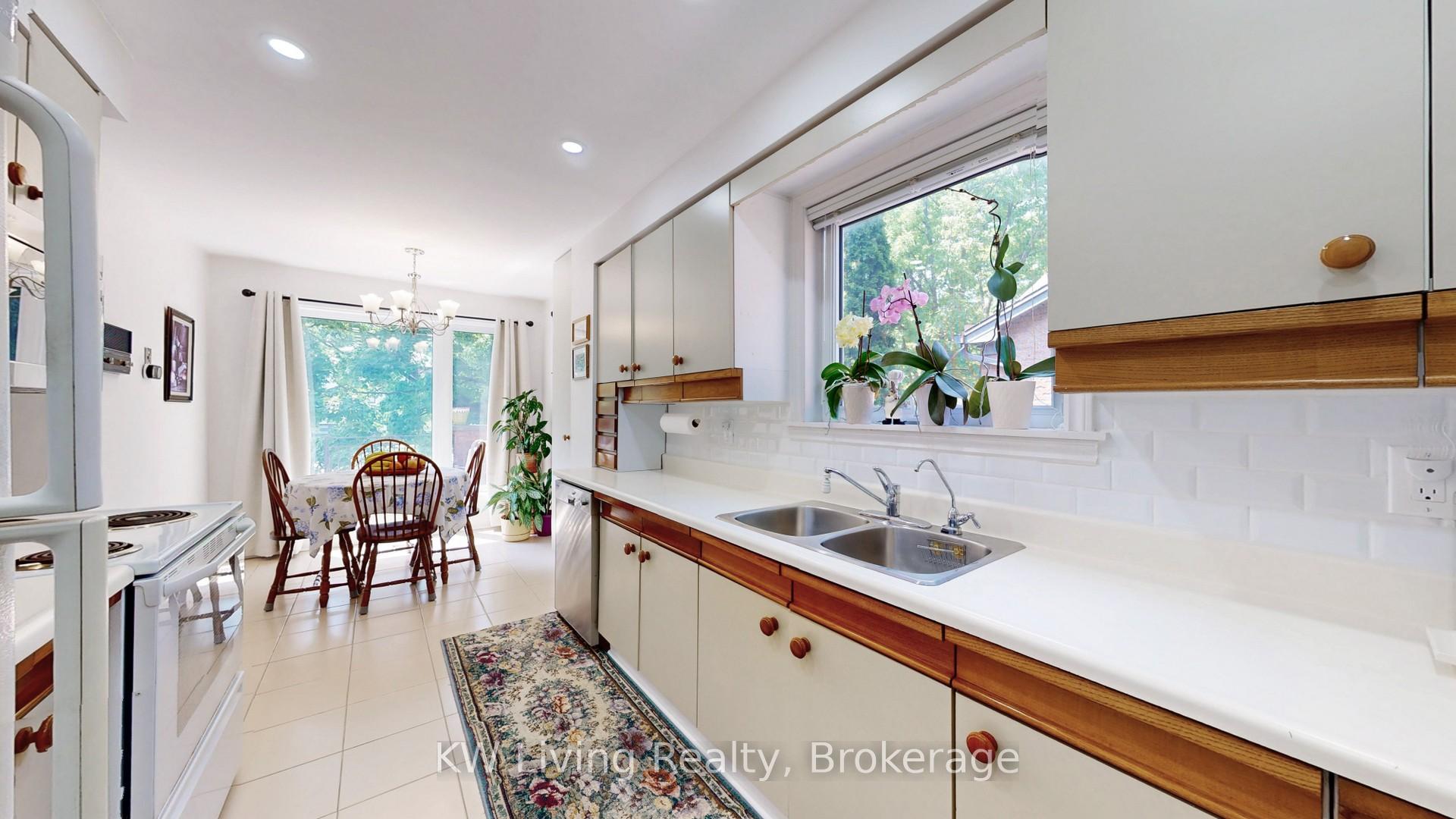 Photo 10 of 17 Woodvale Crescent, Toronto, East York — HOMEH