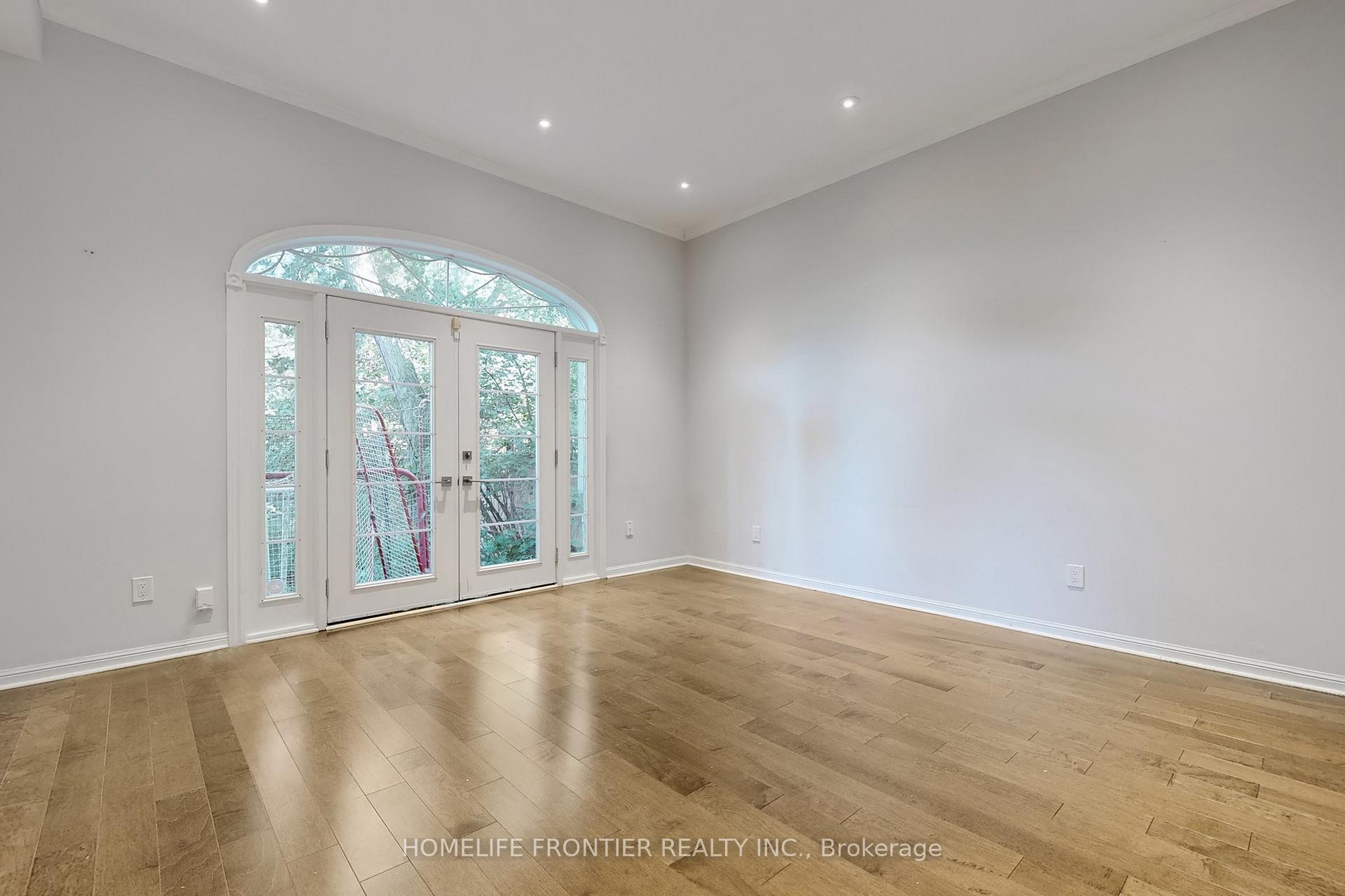 Photo 3 of 23 Nesbitt Drive, Toronto, Leaside — HOMEH