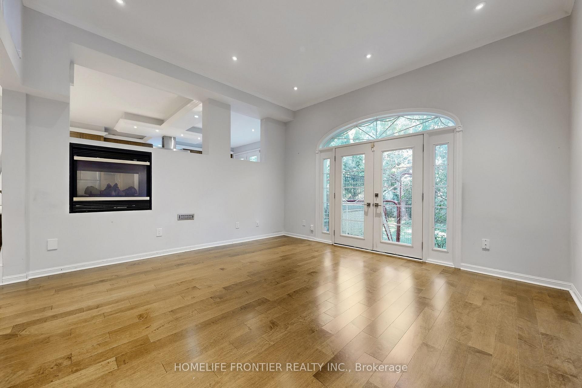 Photo 5 of 23 Nesbitt Drive, Toronto, Leaside — HOMEH