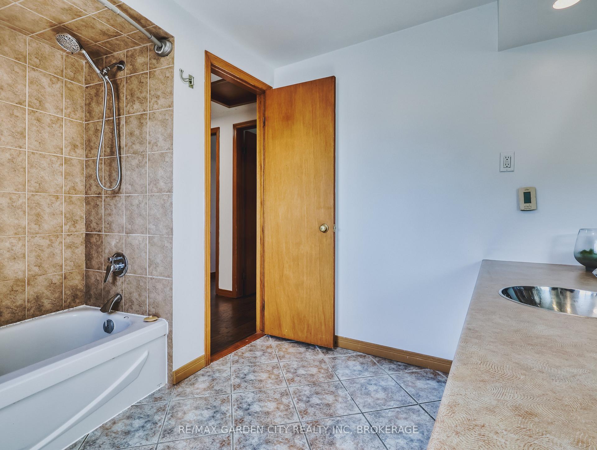 Photo 28 of 50 Culligan Crescent, Thorold, Confederation Heights — HOMEH