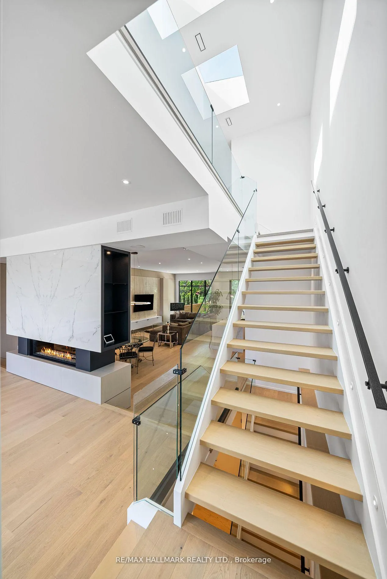 Photo 8 of 22 Divadale Drive, Toronto, Leaside — HOMEH