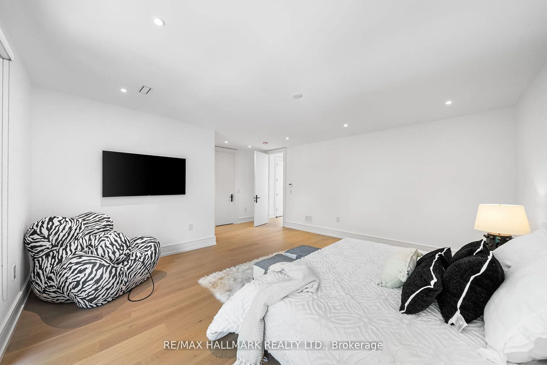 Photo 25 of 22 Divadale Drive, Toronto, Leaside — HOMEH