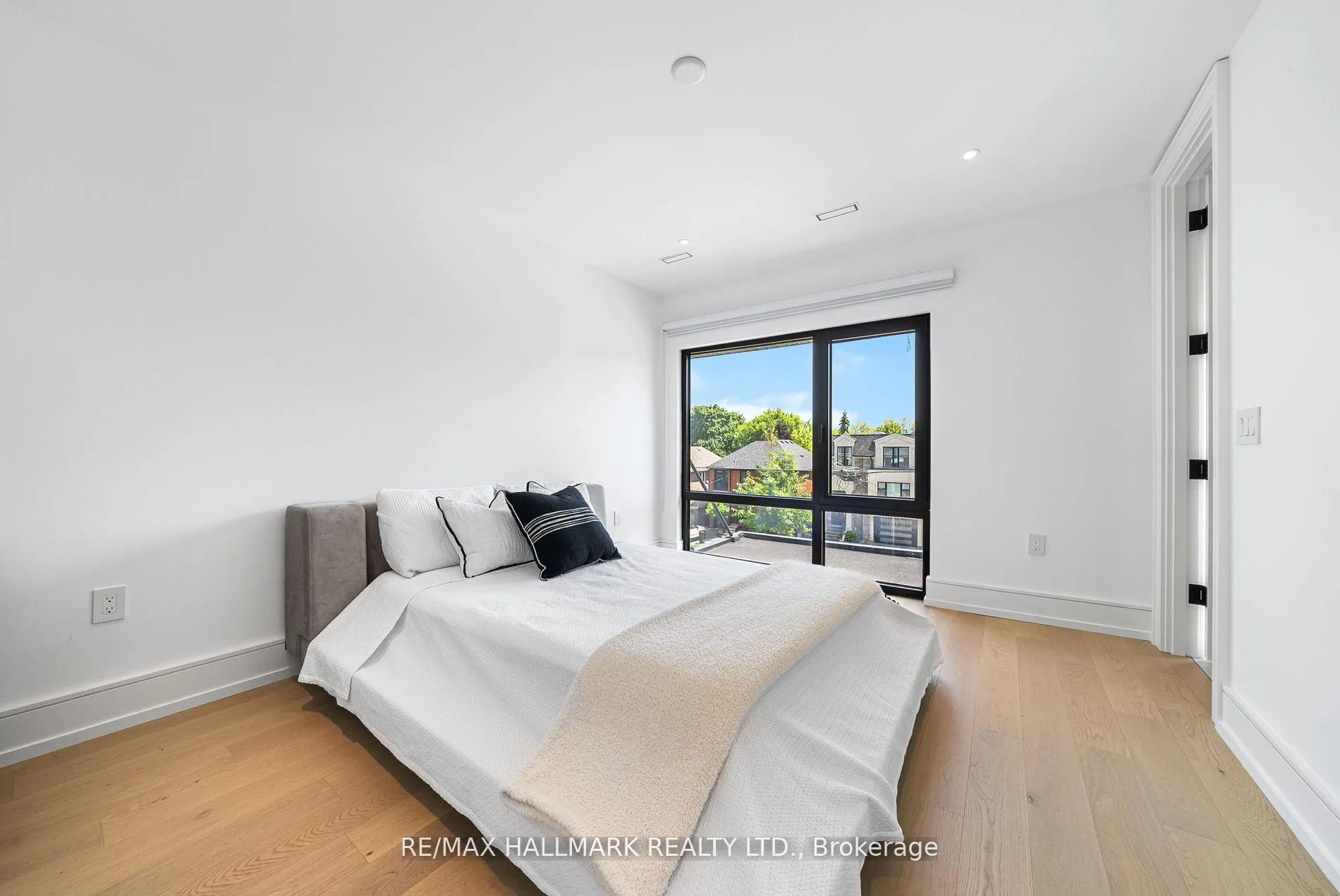 Photo 35 of 22 Divadale Drive, Toronto, Leaside — HOMEH