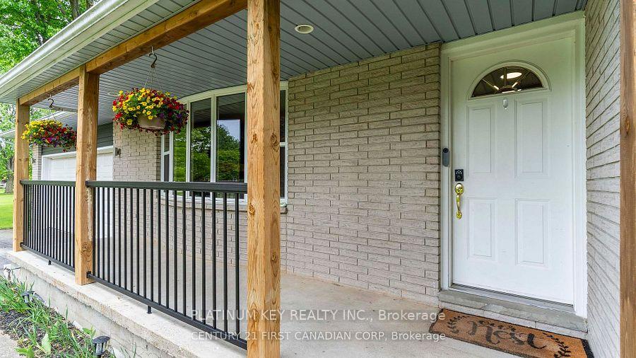 Photo 4 of 741 Glover Crescent, Strathroy-Caradoc, Mount Brydges — HOMEH