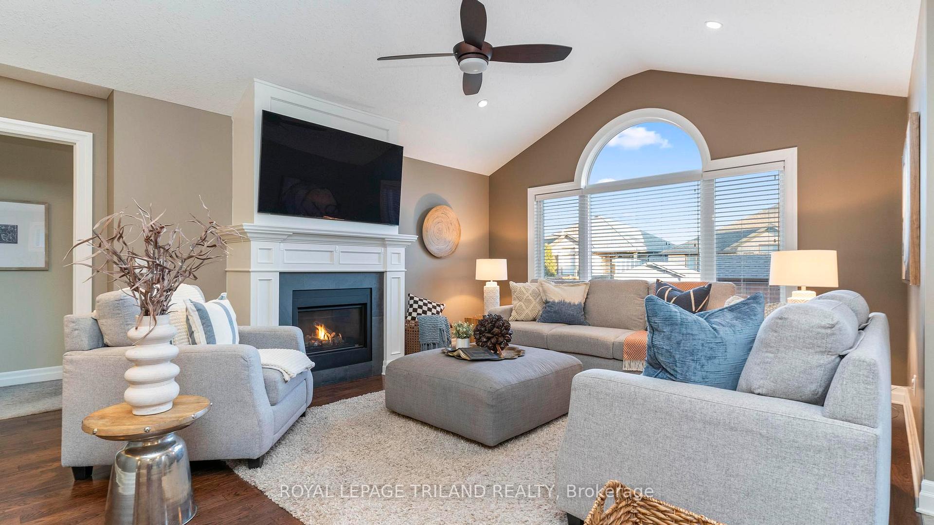 Photo 5 of 693 Newman Drive, Strathroy-Caradoc, Mount Brydges — HOMEH