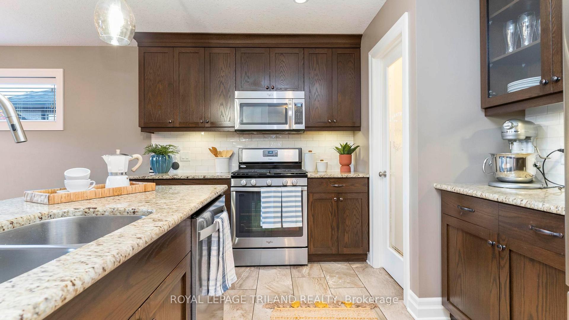 Photo 10 of 693 Newman Drive, Strathroy-Caradoc, Mount Brydges — HOMEH