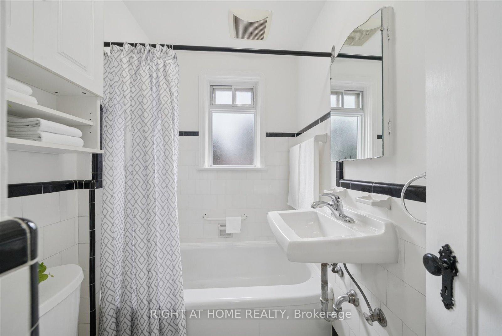 Photo 11 of 17 Yardley Avenue, Toronto, O'Connor-Parkview — HOMEH