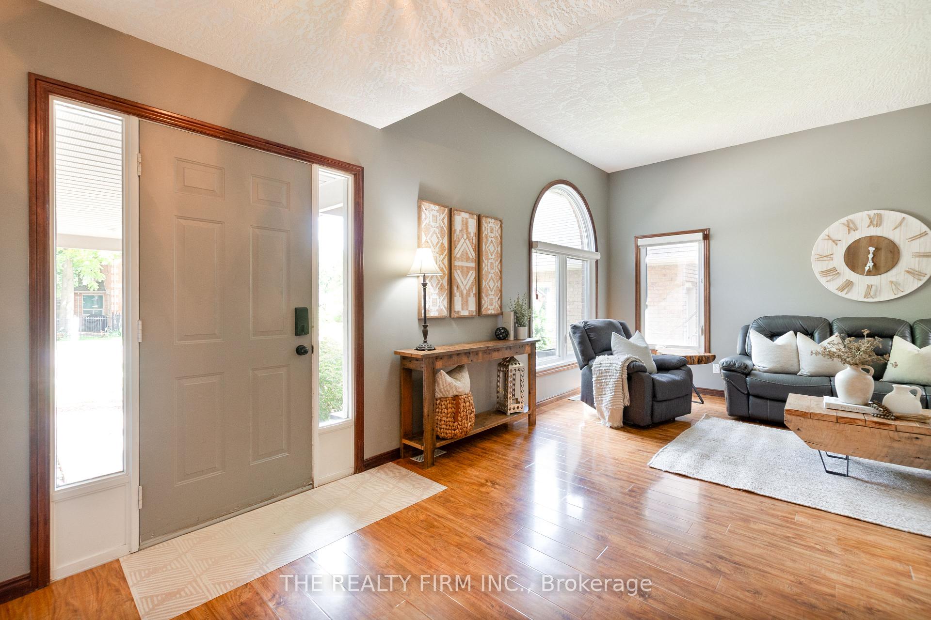 Photo 3 of 512 Riverview Drive, Strathroy-Caradoc, NE — HOMEH