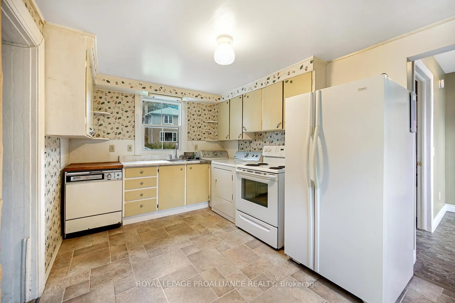 Photo 10 of 189 James Street E, Brockville — HOMEH