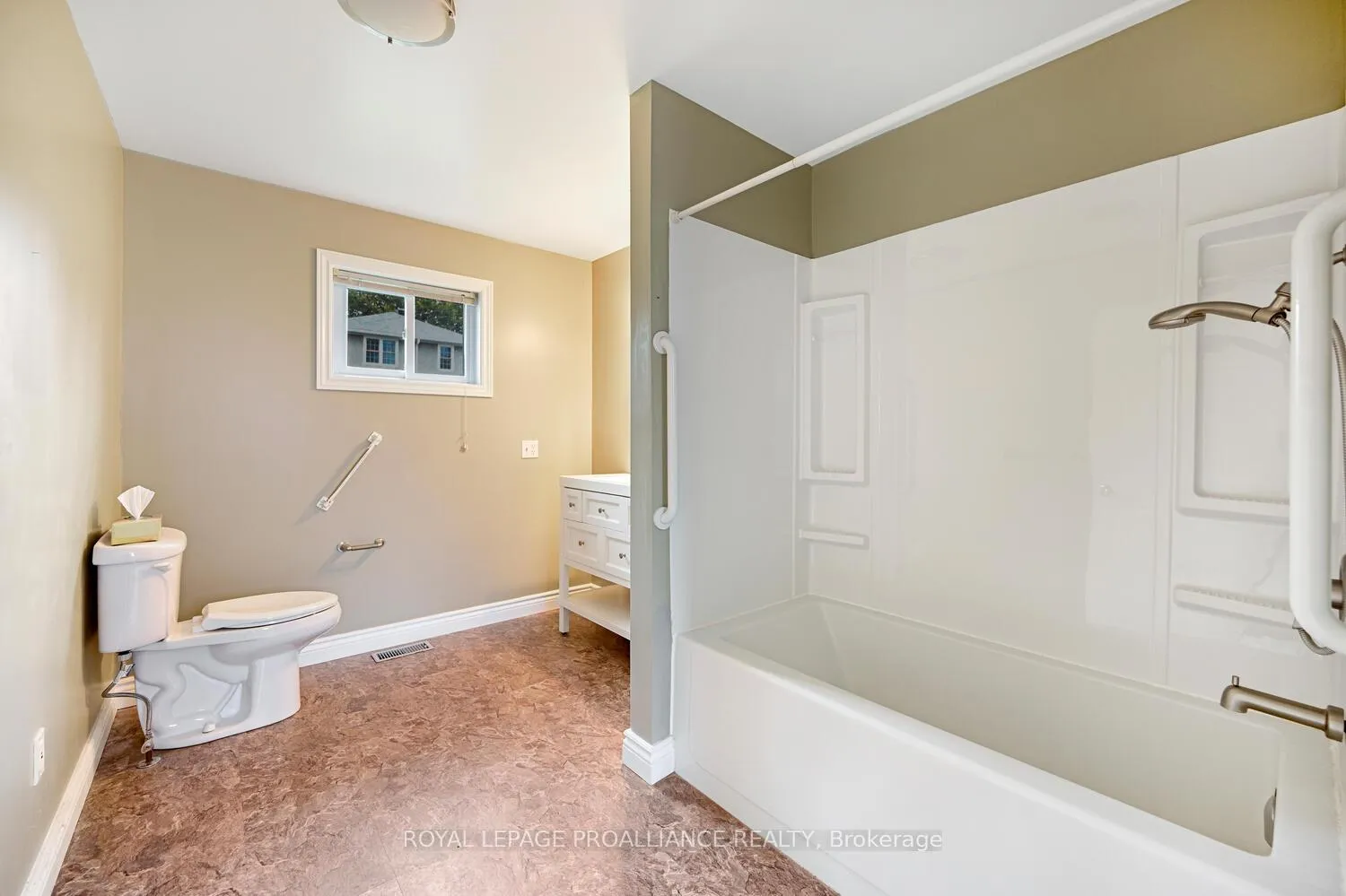 Photo 13 of 189 James Street E, Brockville — HOMEH