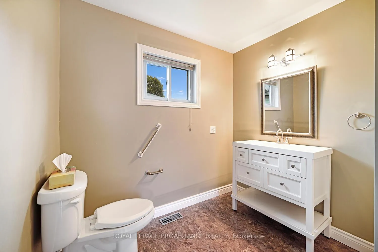 Photo 14 of 189 James Street E, Brockville — HOMEH