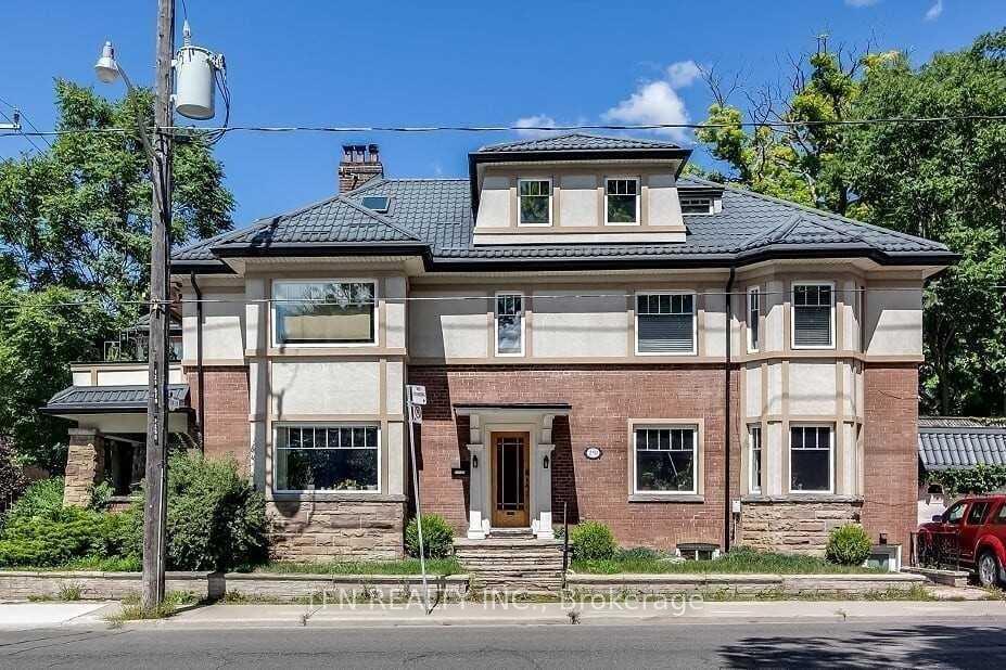 Front of Unit Upper#2, 250 St. Clair Avenue