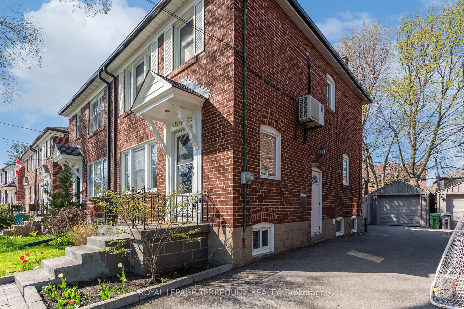 Photo 3 of 44 Thursfield Crescent, Toronto, Leaside — HOMEH