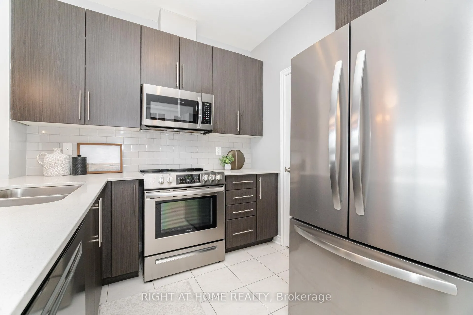 Photo 7 of Unit 408, 33 Whitmer Street, Milton, Scott — HOMEH