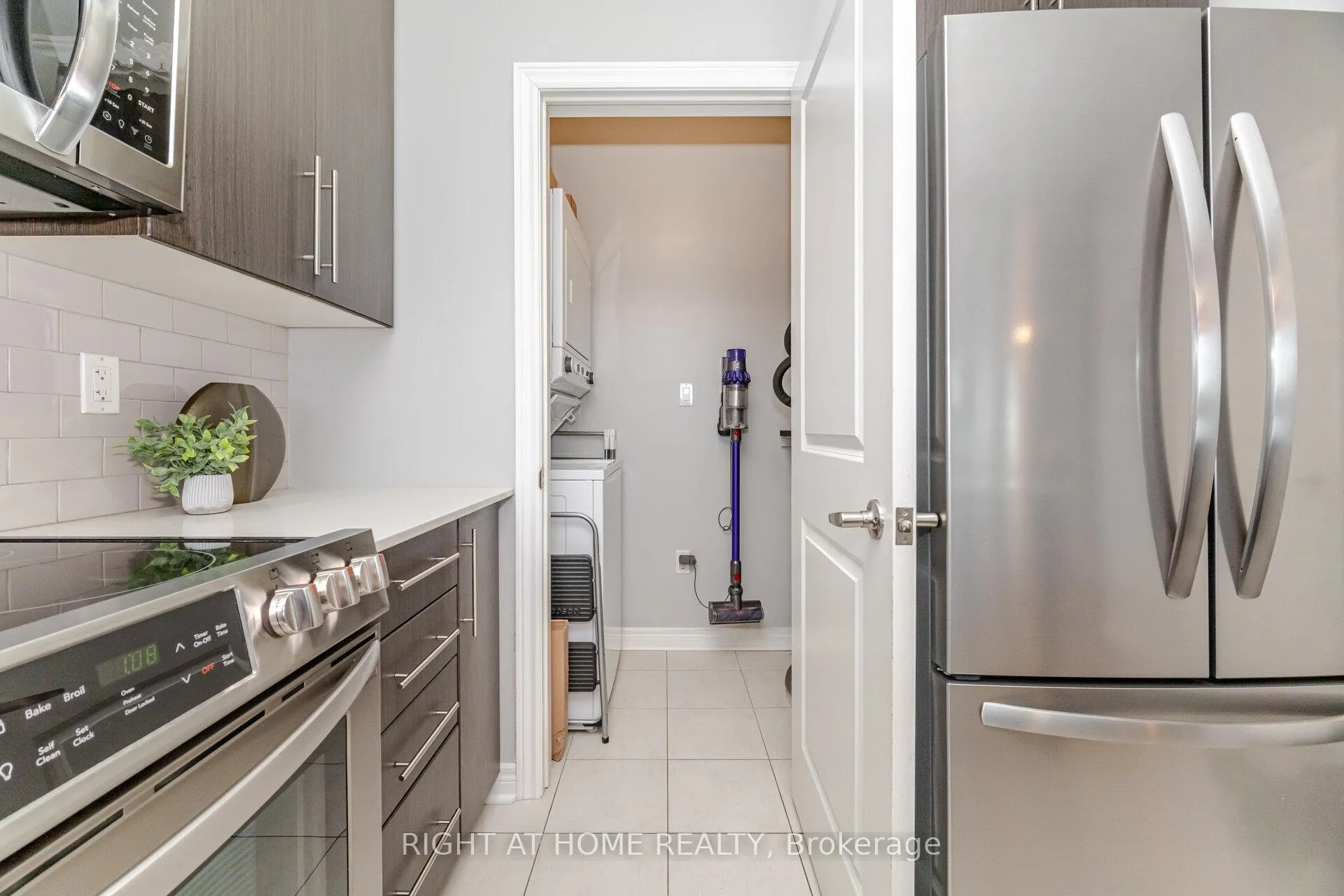 Photo 22 of Unit 408, 33 Whitmer Street, Milton, Scott — HOMEH