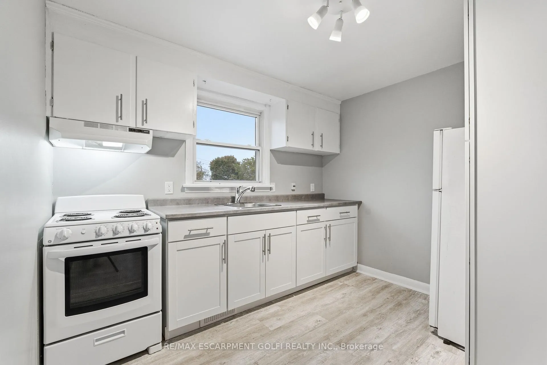 Photo 14 of 20 Thompson Avenue, Thorold, Thorold Downtown — HOMEH