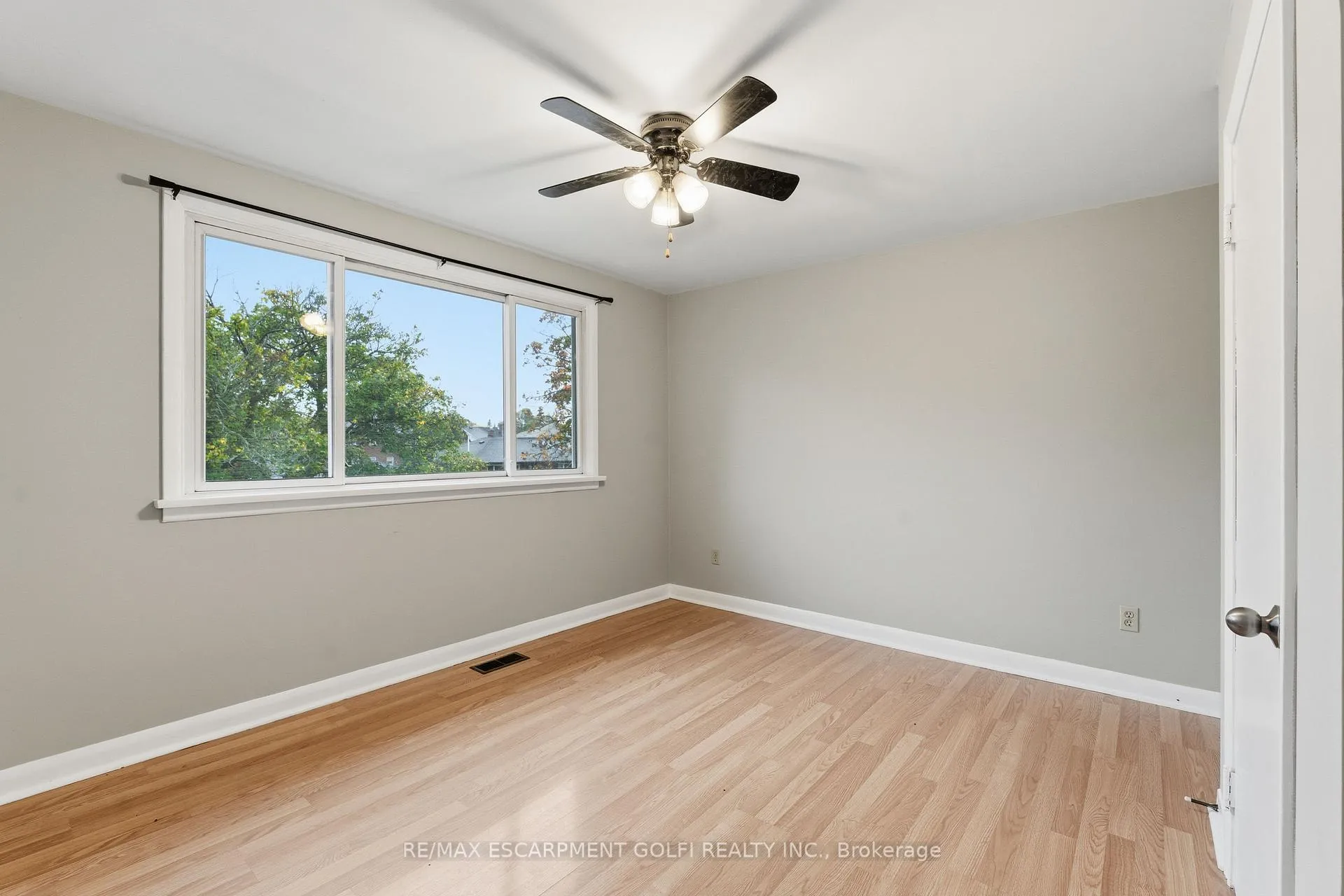 Photo 15 of 20 Thompson Avenue, Thorold, Thorold Downtown — HOMEH