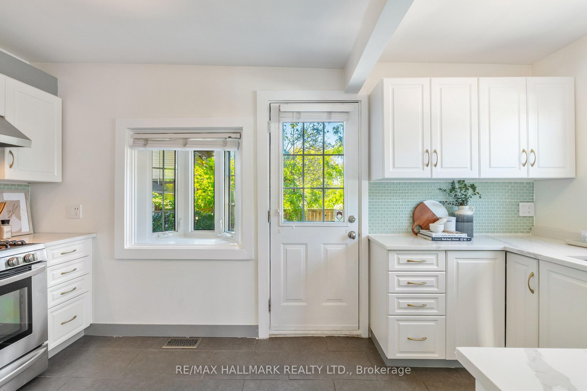Photo 15 of 1 Heyworth Crescent, Toronto, East End-Danforth — HOMEH