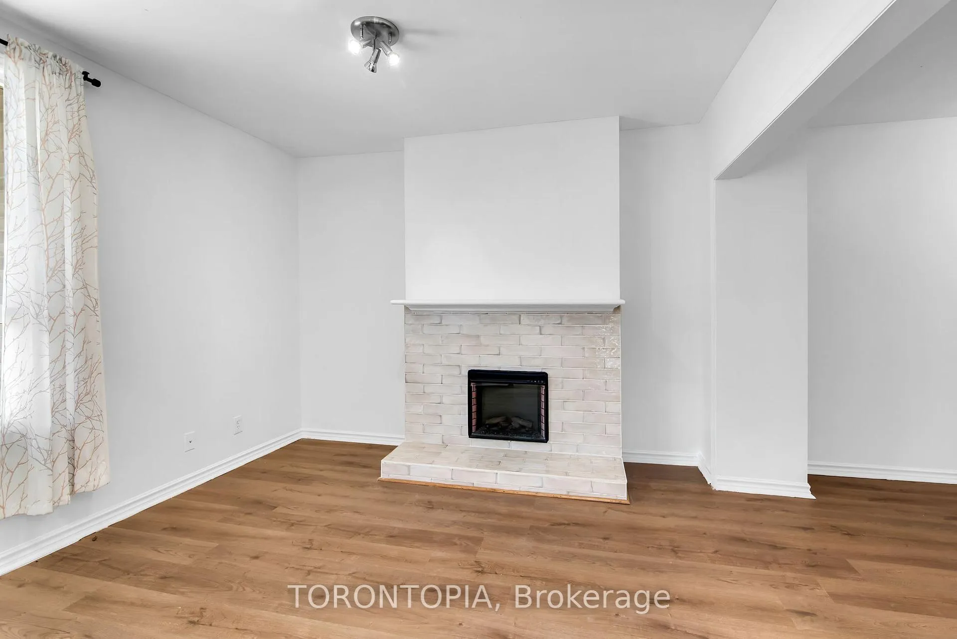 Photo 7 of Unit Main, 2346.5 Queen Street E, Toronto, The Beaches — HOMEH