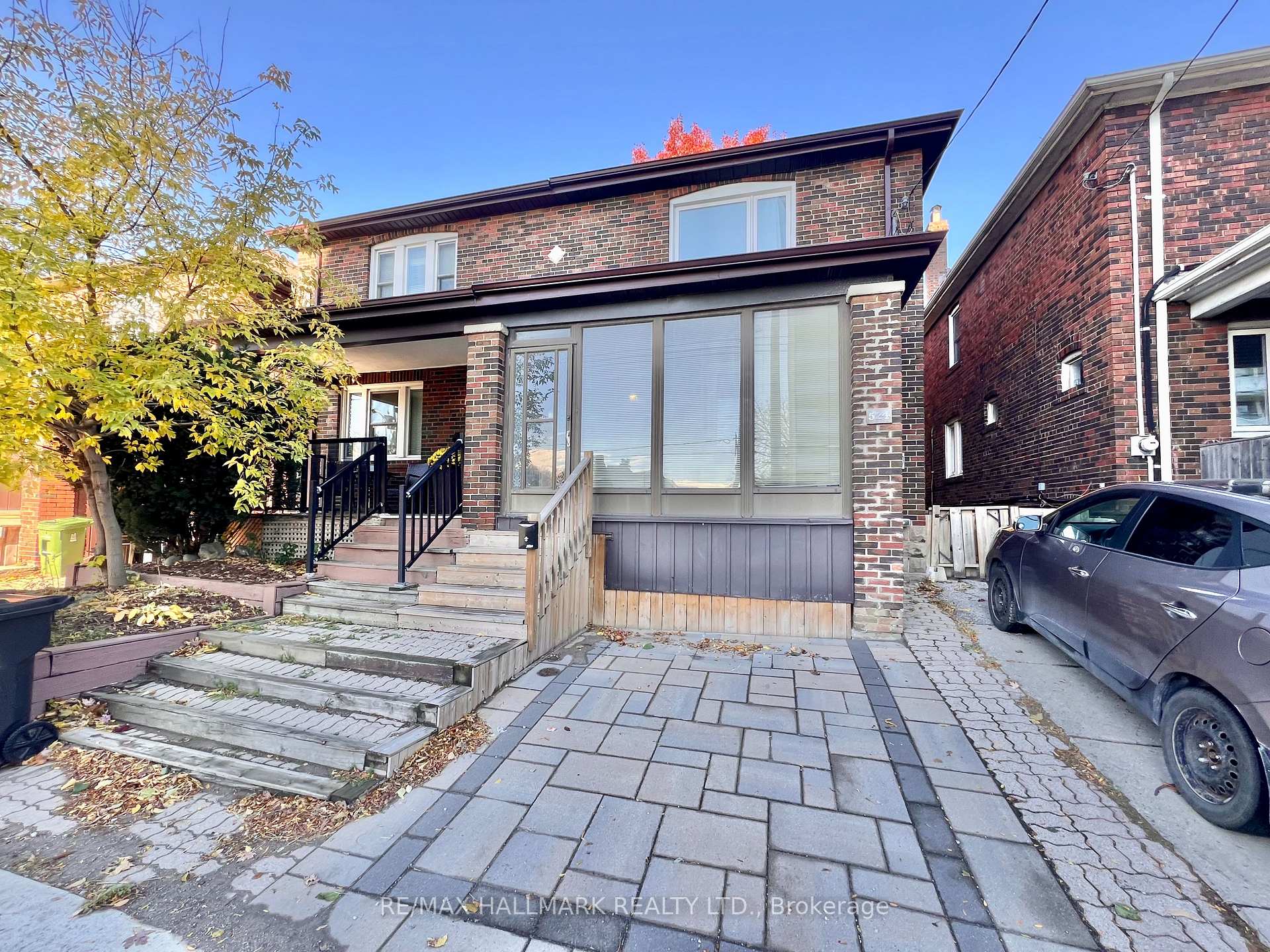 Front of 524 Eglinton Avenue E