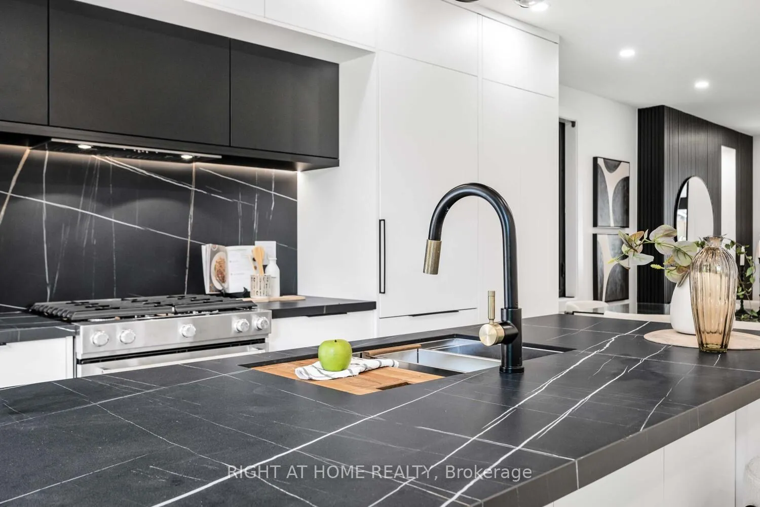 Photo 12 of 324 Lee Avenue, Toronto, The Beaches — HOMEH