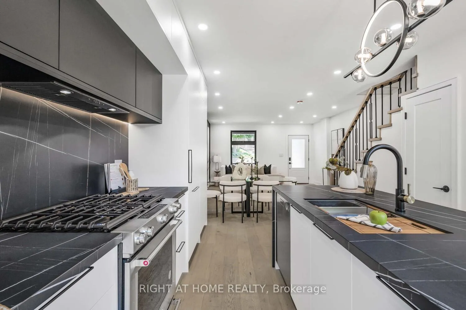 Photo 13 of 324 Lee Avenue, Toronto, The Beaches — HOMEH