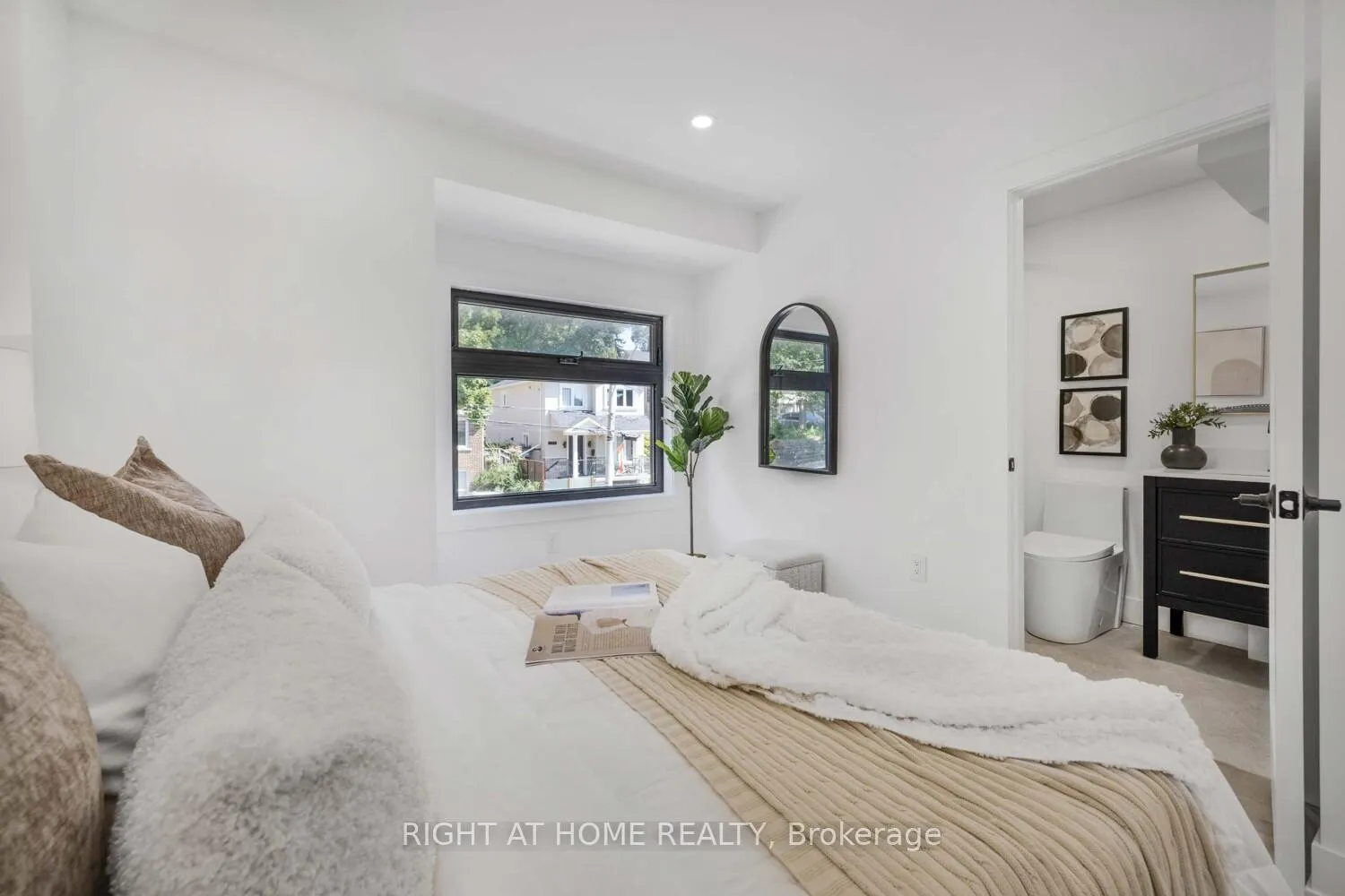 Photo 27 of 324 Lee Avenue, Toronto, The Beaches — HOMEH