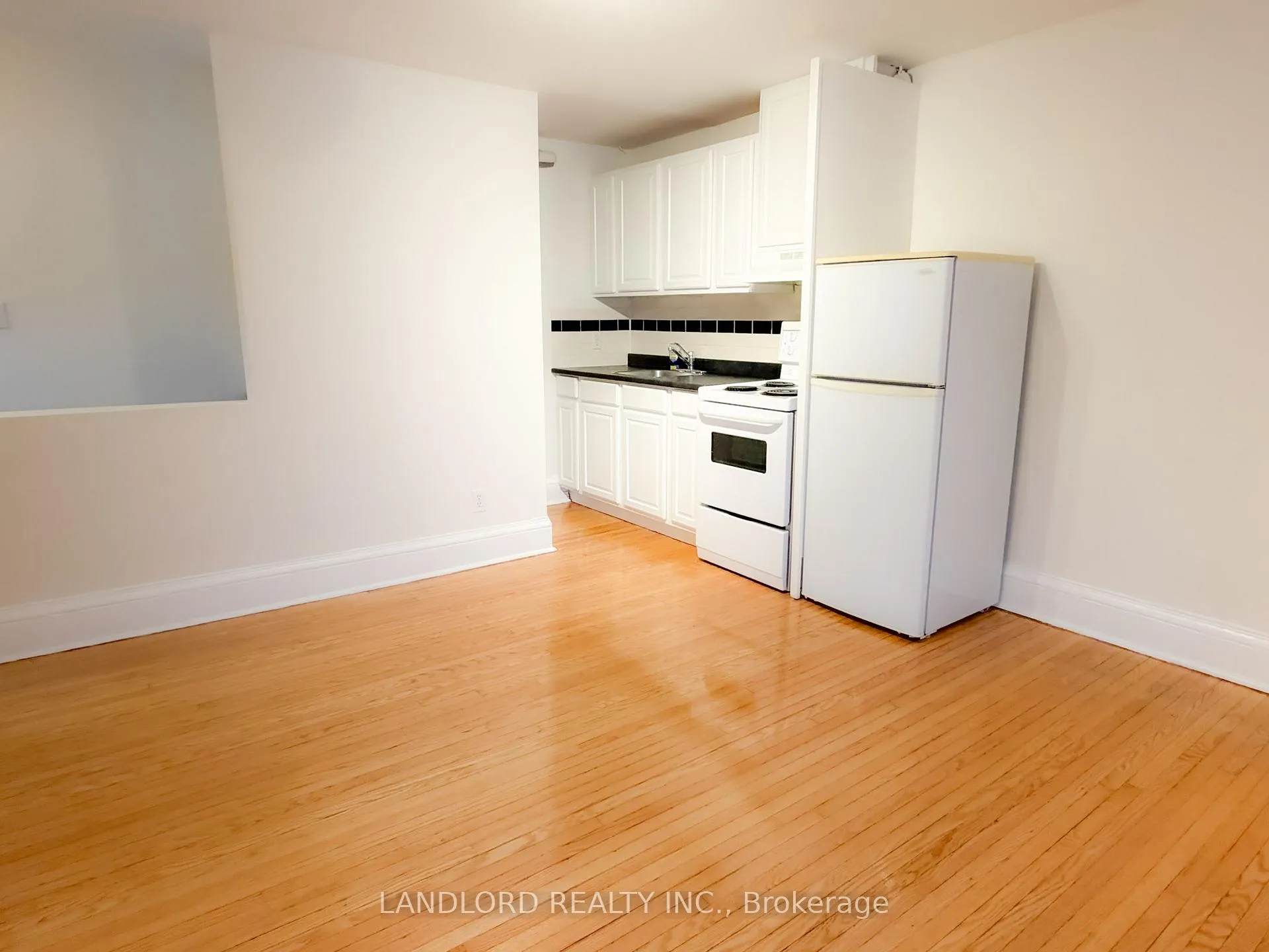 Photo 2 of Unit 4, 2469 Queen Street E, Toronto, The Beaches — HOMEH
