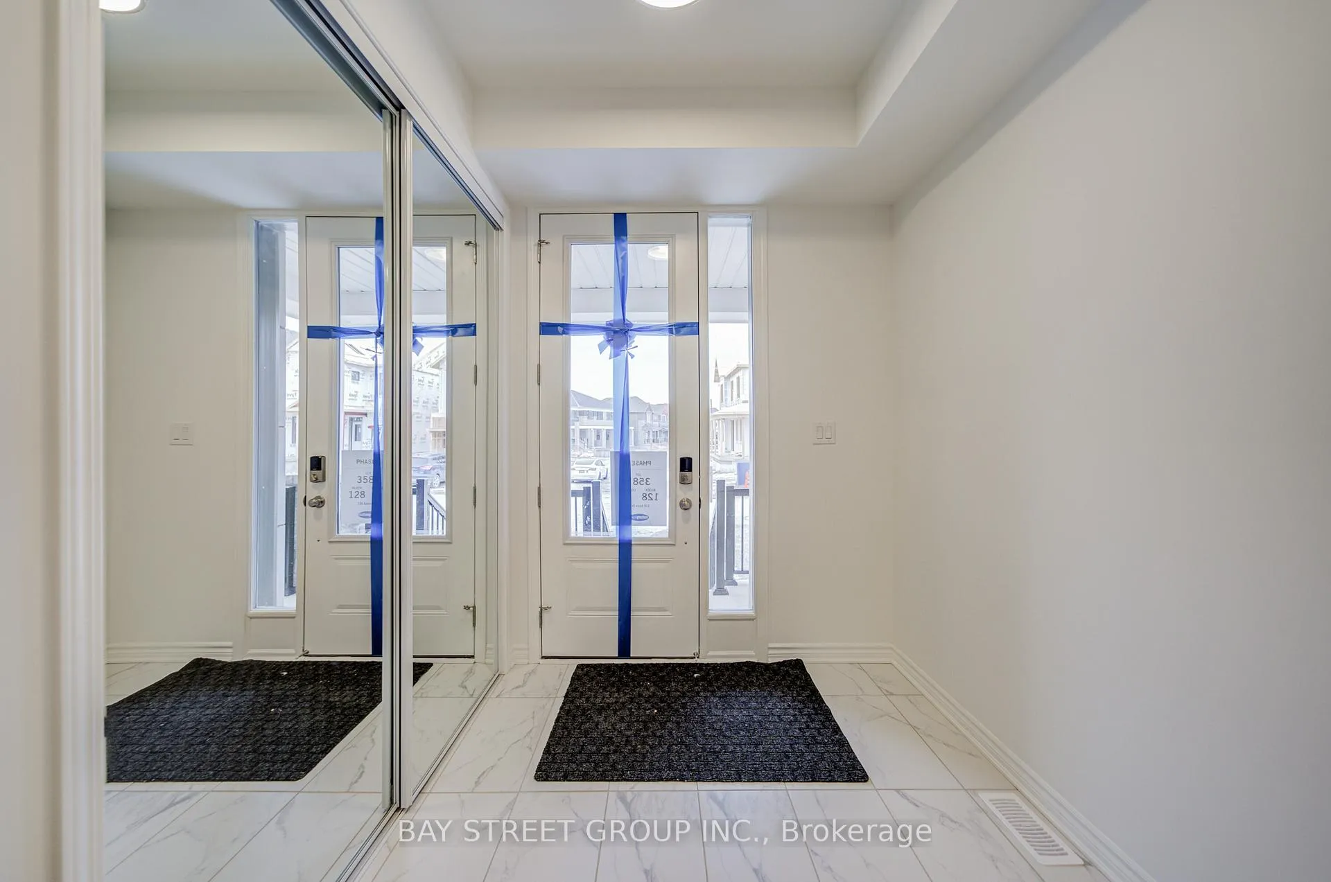 Photo 4 of 118 Azure Drive, Markham, Rural Markham — HOMEH