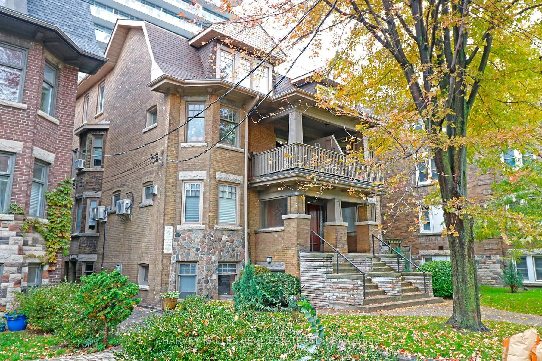 Front of Unit 1, 152 Hilton Avenue