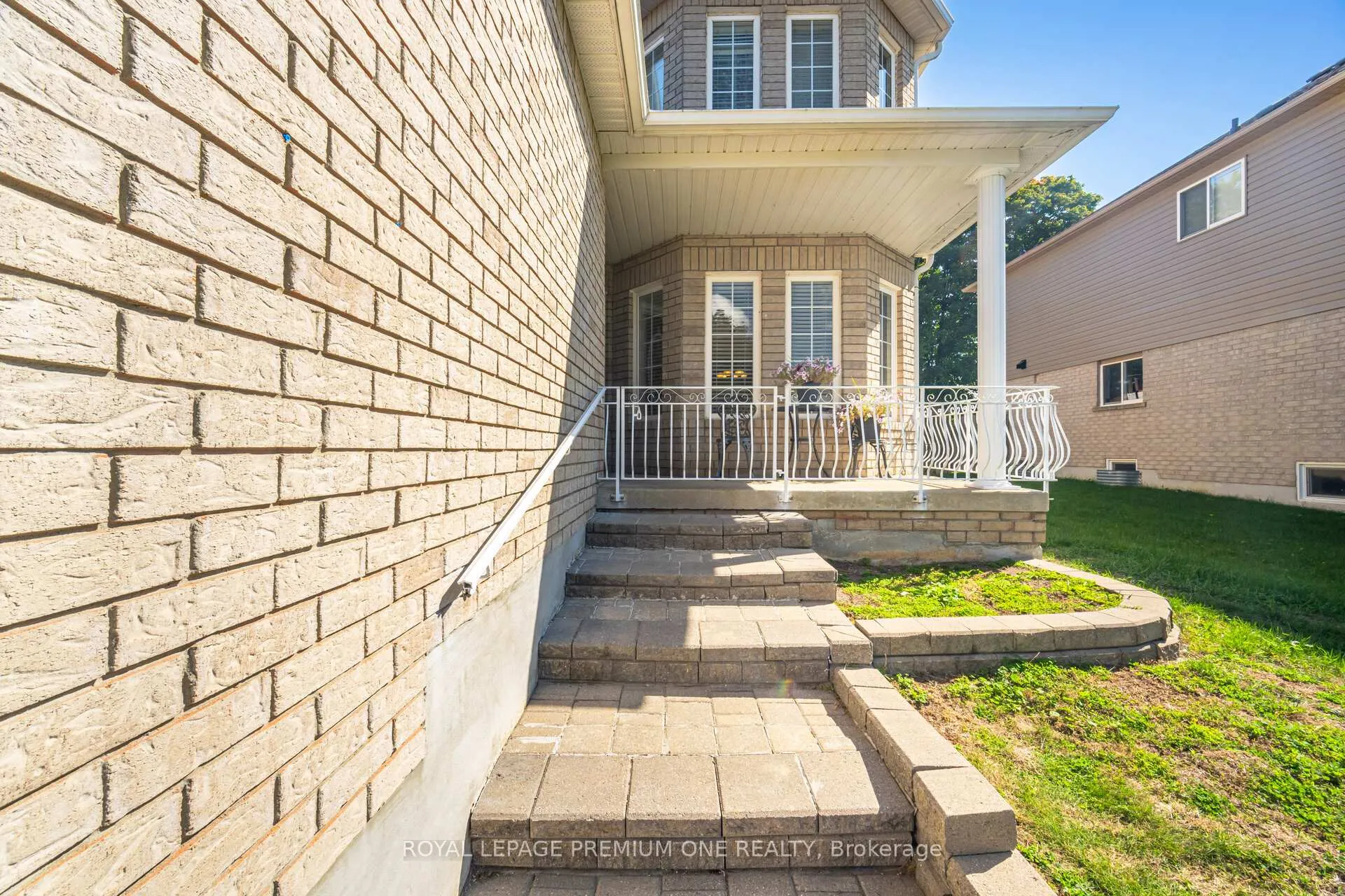 Photo 4 of 2039 Thompson Street, Innisfil, Alcona — HOMEH