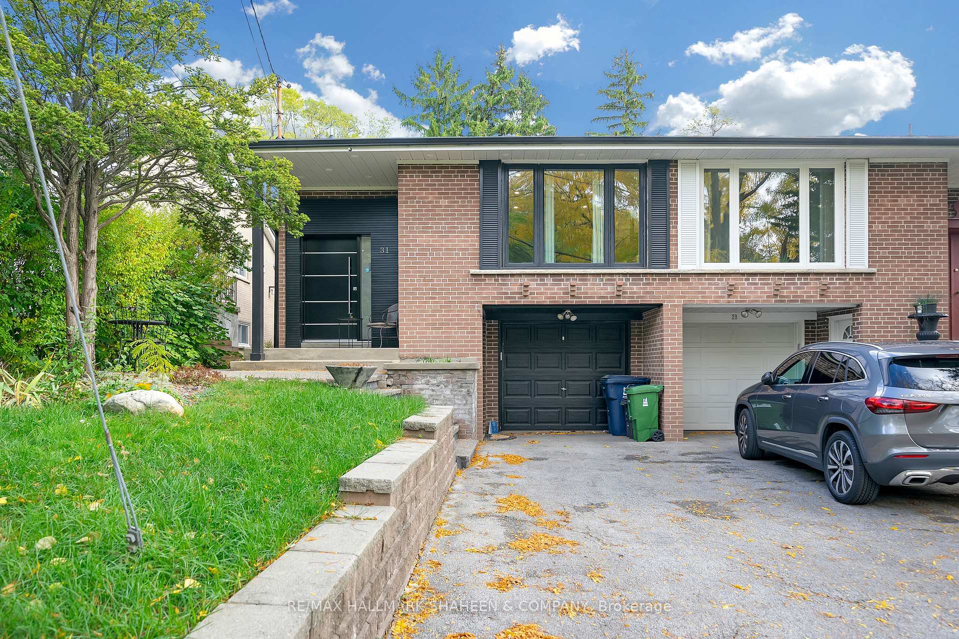 Front of Unit Bsmt, 31 Lochinvar Crescent
