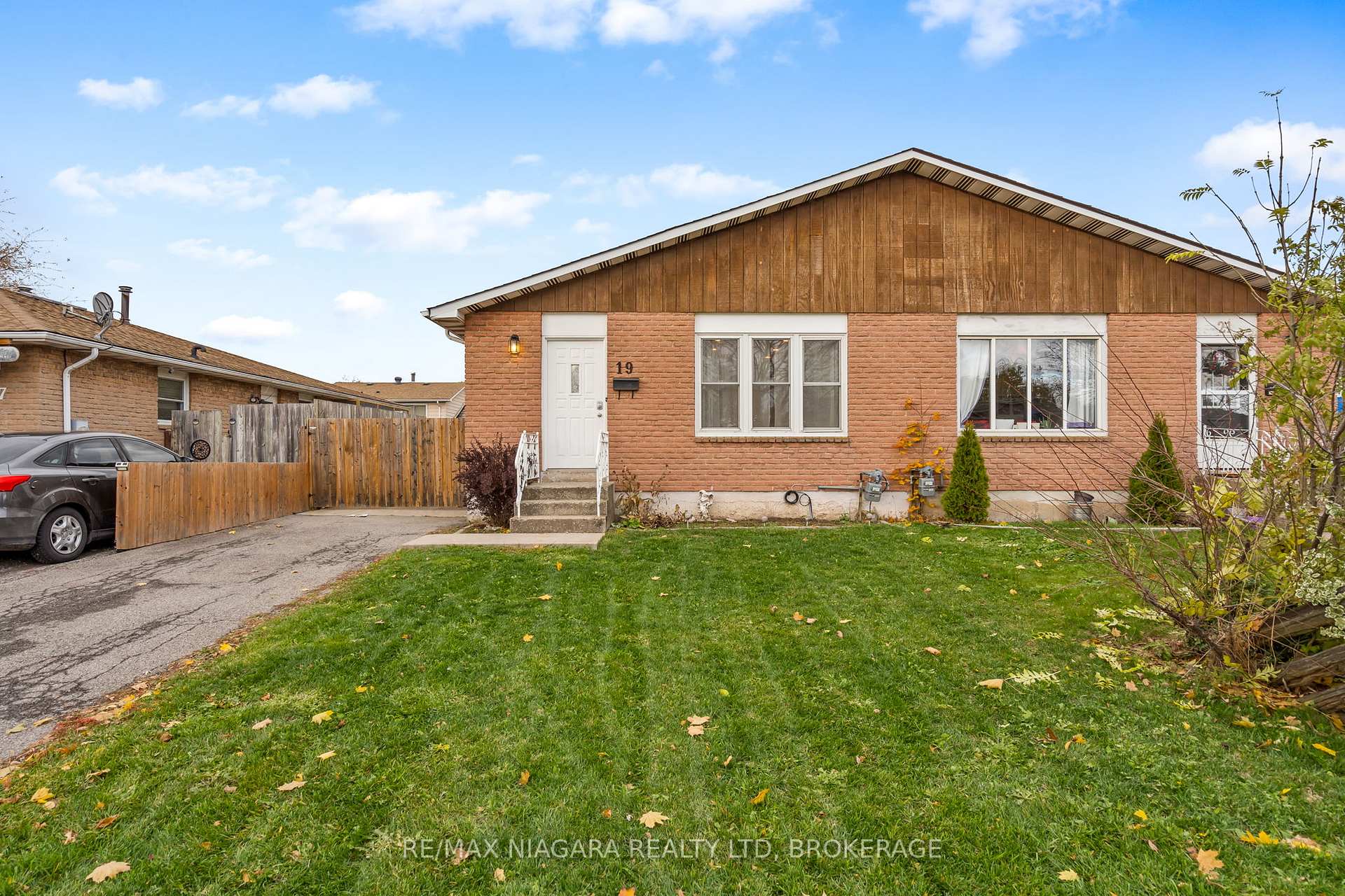Photo 2 of 19 Lampman Crescent, Thorold, Confederation Heights — HOMEH