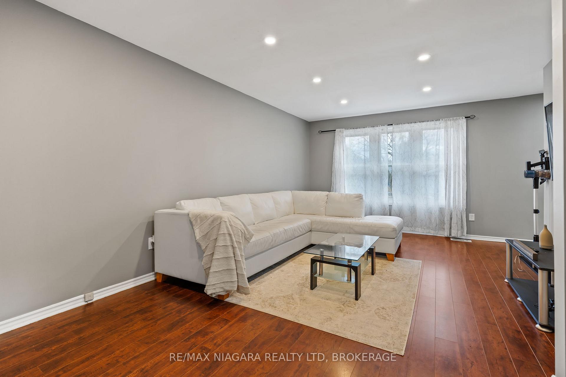 Photo 11 of 19 Lampman Crescent, Thorold, Confederation Heights — HOMEH