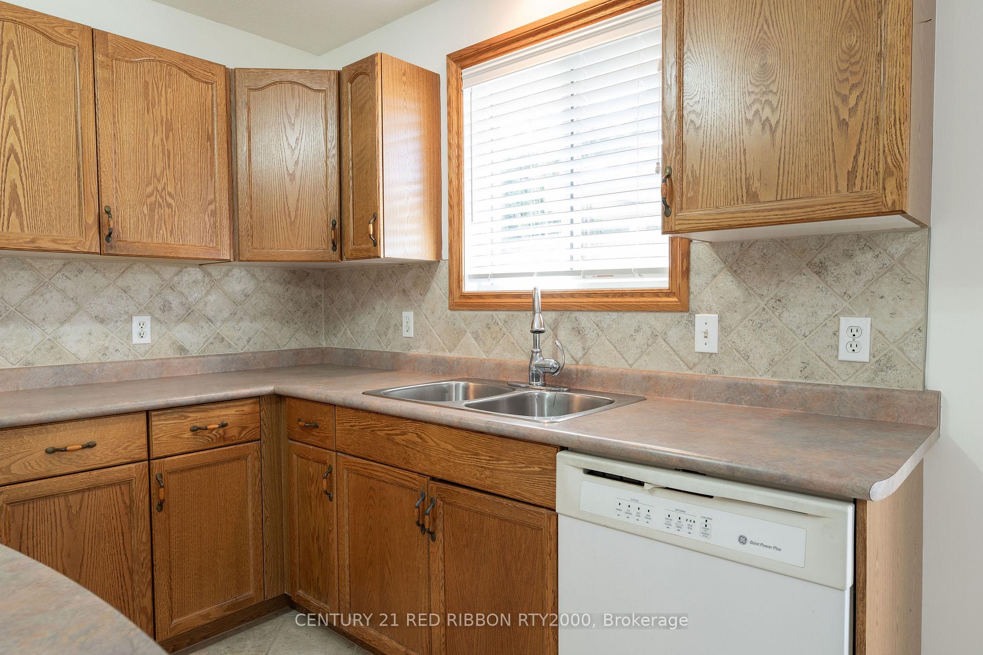 Photo 10 of 482 Riverview Drive, Strathroy-Caradoc, NE — HOMEH
