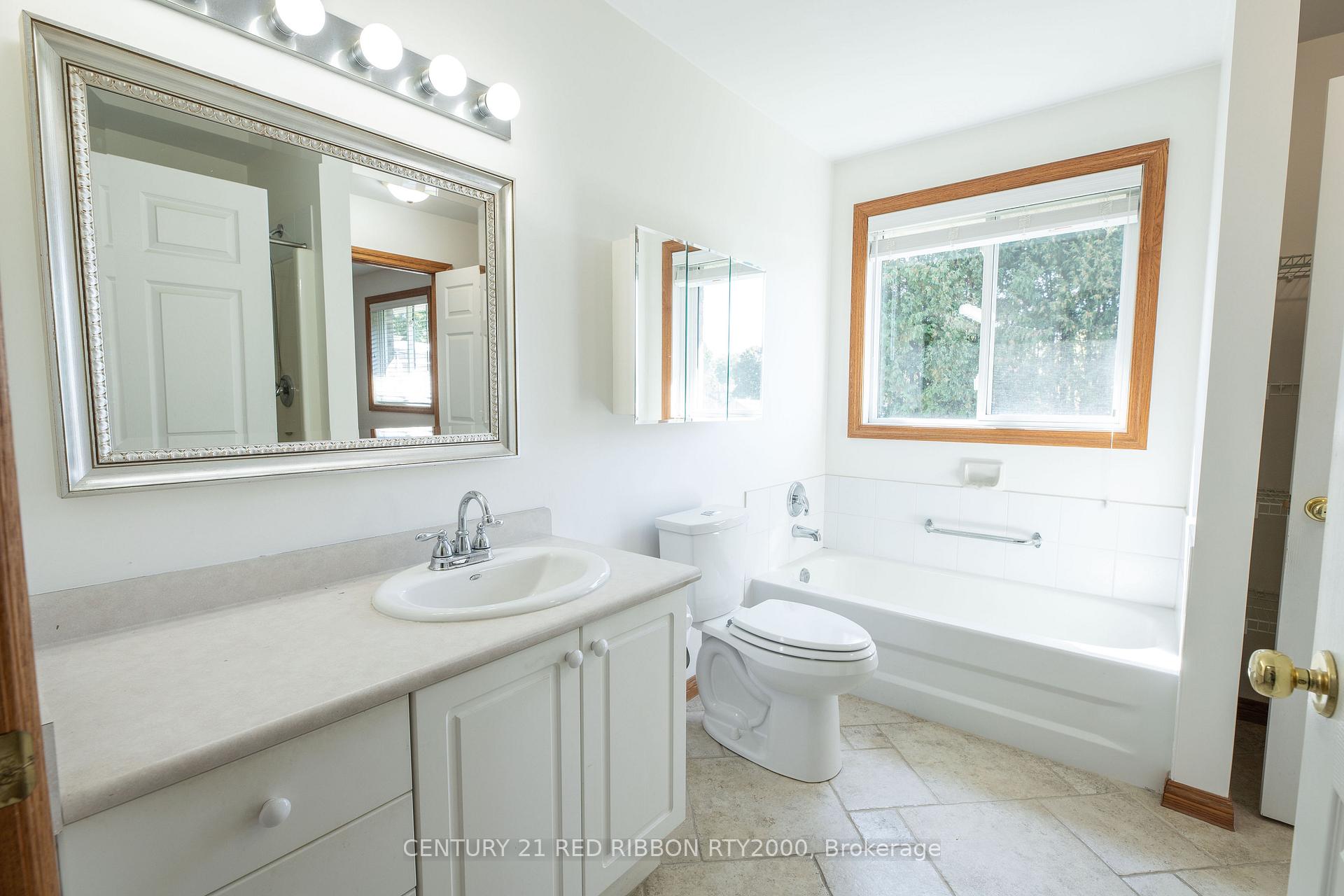 Photo 11 of 482 Riverview Drive, Strathroy-Caradoc, NE — HOMEH