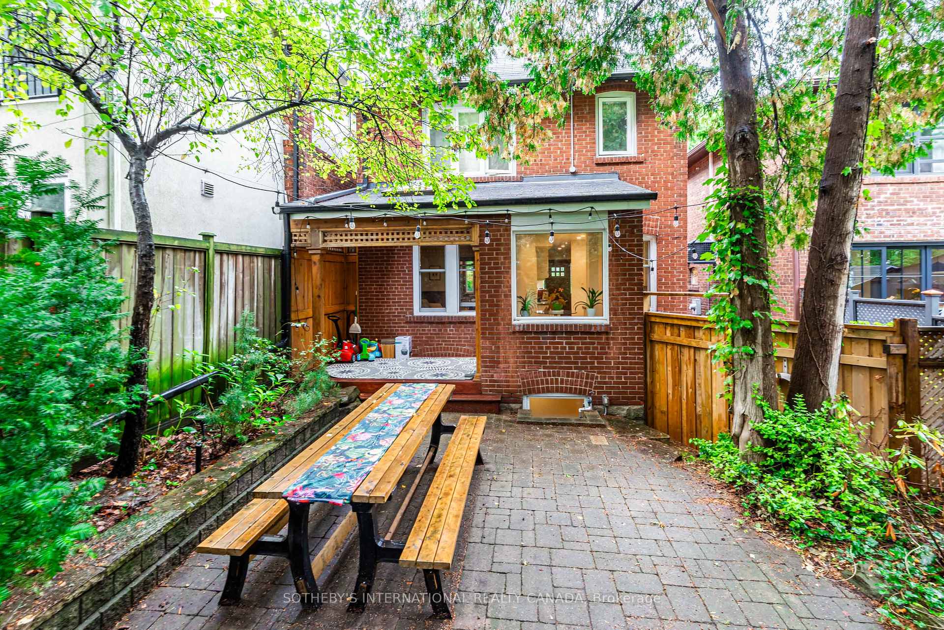 Photo 40 of 421 St Clair Avenue E, Toronto, Rosedale-Moore Park — HOMEH