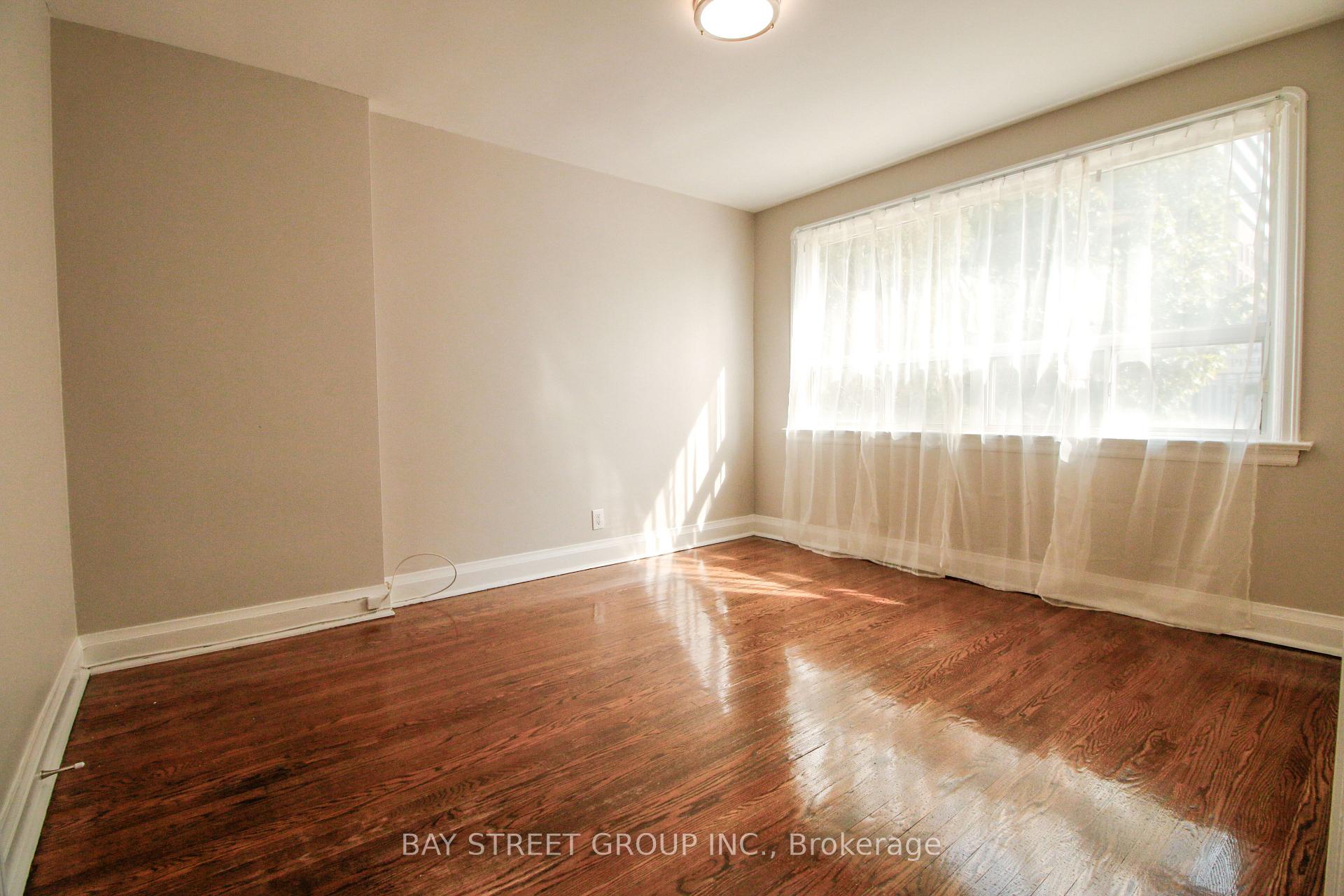 Photo 13 of 946 Eglinton Avenue E, Toronto, Leaside — HOMEH