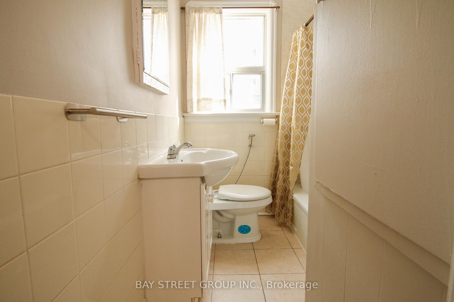 Photo 15 of 946 Eglinton Avenue E, Toronto, Leaside — HOMEH