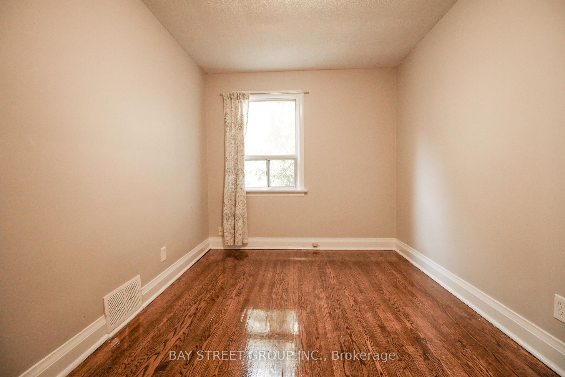 Photo 16 of 946 Eglinton Avenue E, Toronto, Leaside — HOMEH