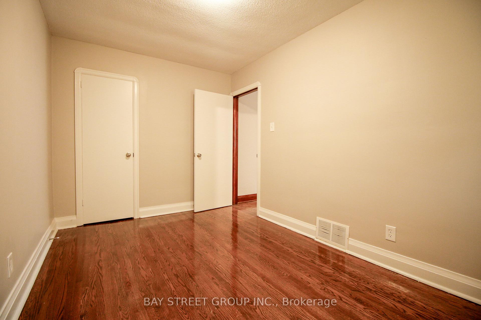 Photo 17 of 946 Eglinton Avenue E, Toronto, Leaside — HOMEH