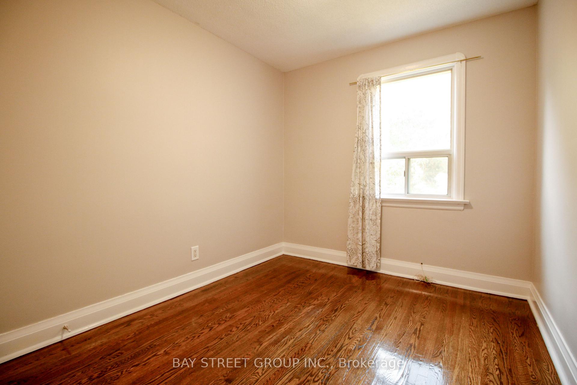 Photo 18 of 946 Eglinton Avenue E, Toronto, Leaside — HOMEH